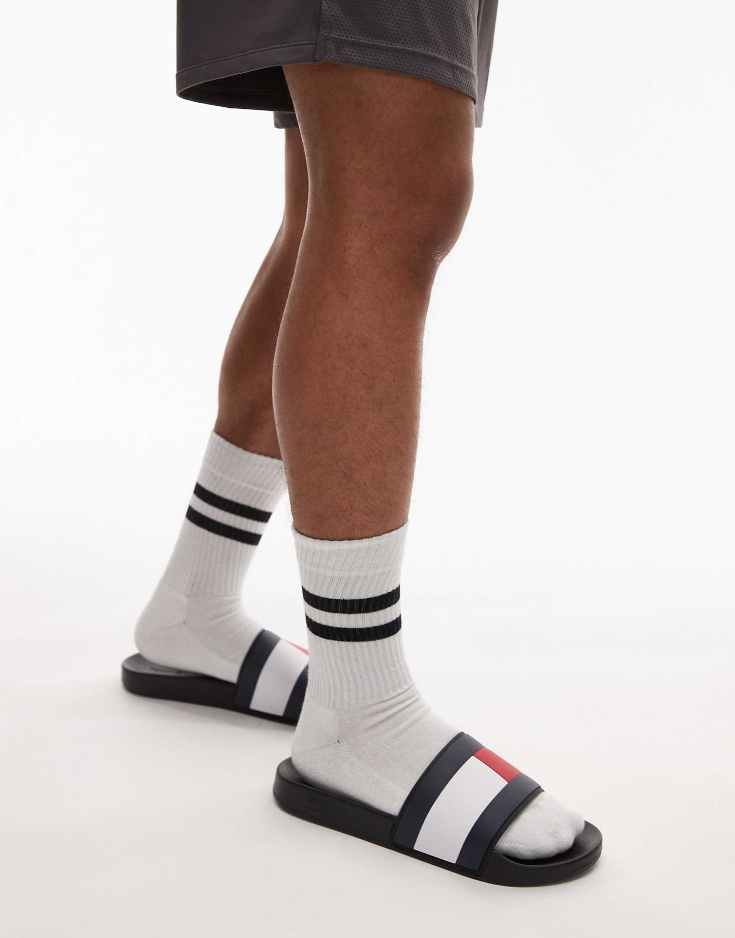 Tommy Hilfiger rubber flag sliders in black
