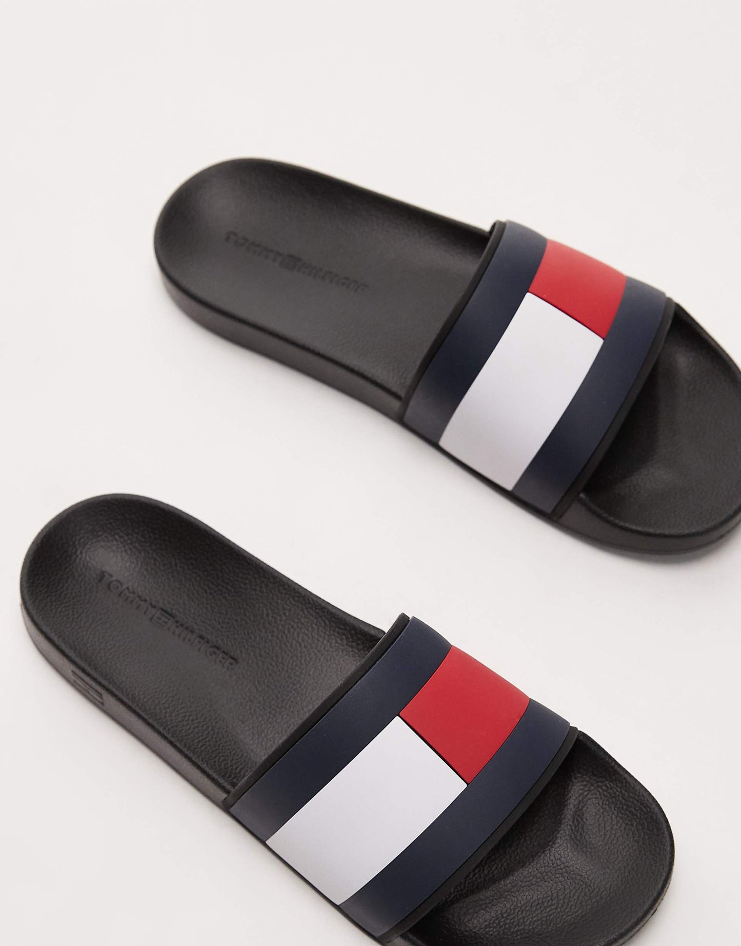 Tommy Hilfiger rubber flag sliders in black